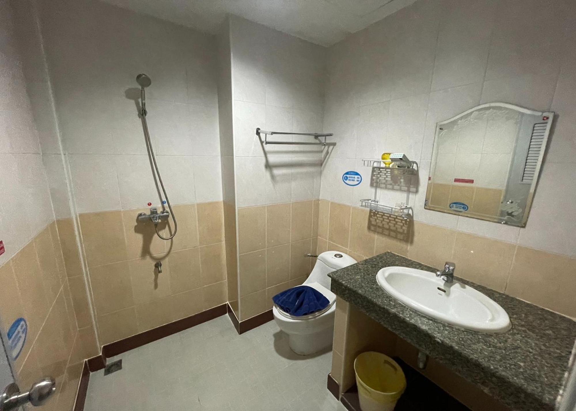 One World One 1 2* Patong