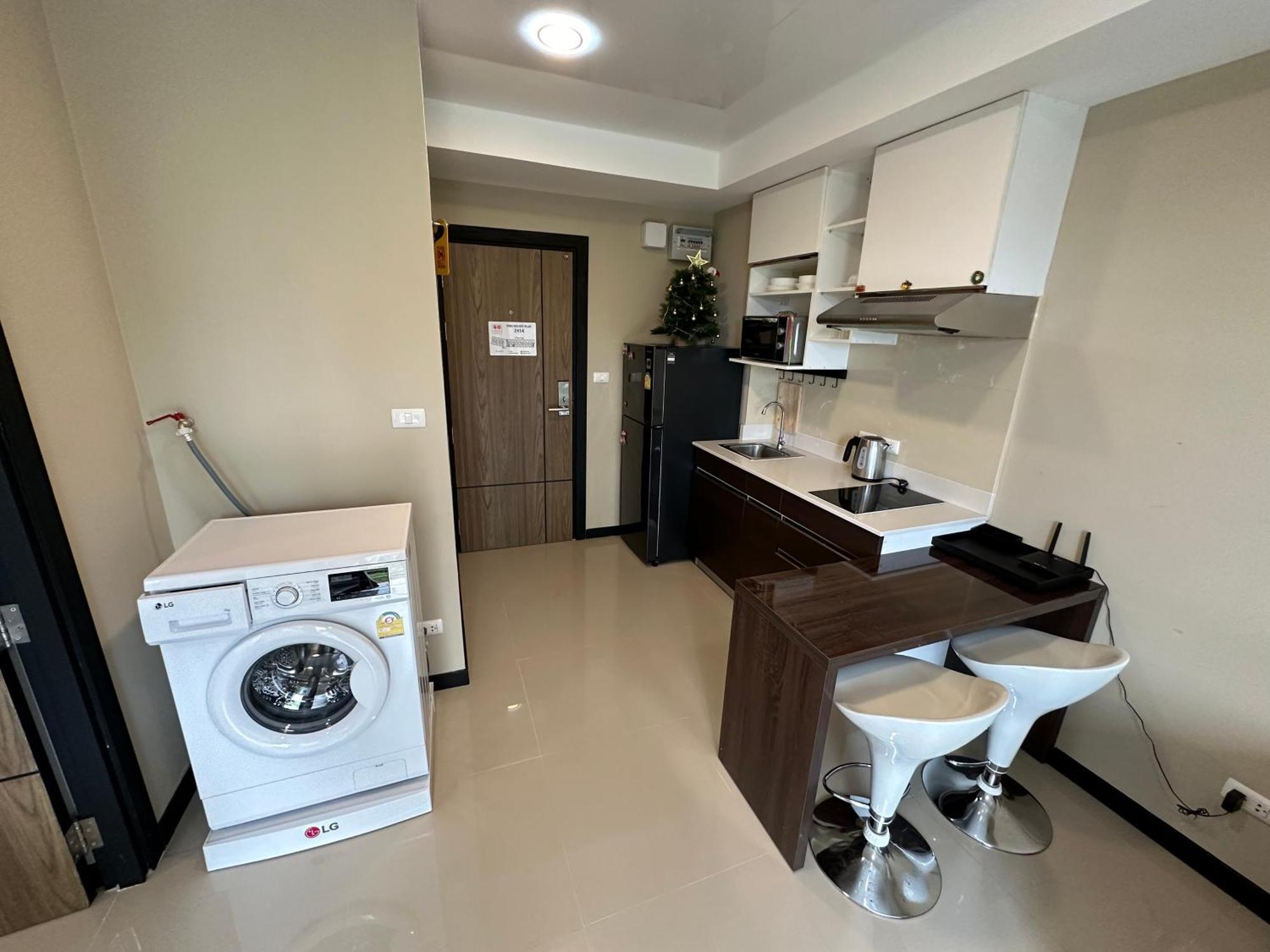 Cozy 1 Bedroom Walking Distance To The Beach! *