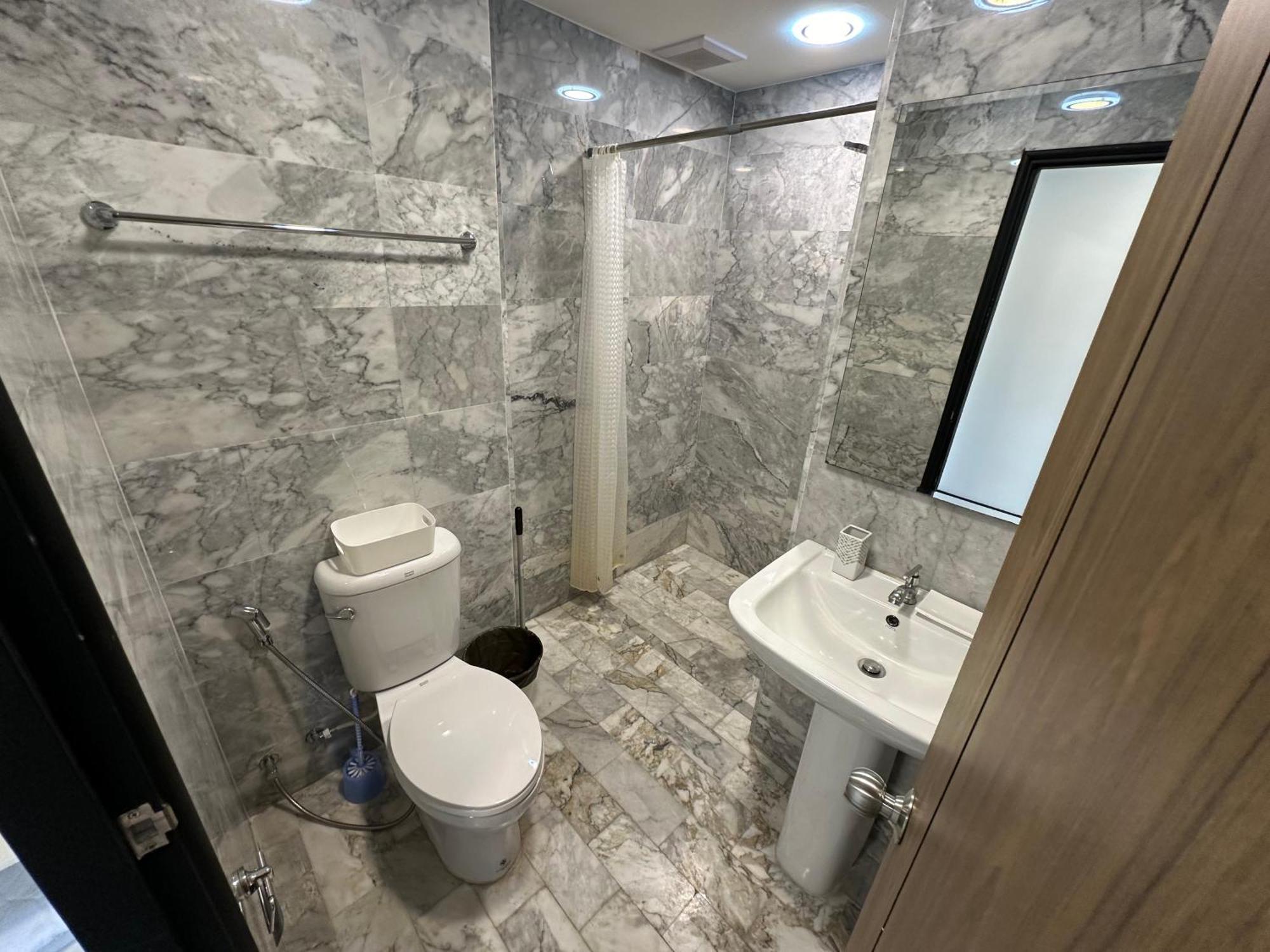 Cozy 1 Bedroom Walking Distance To The Beach! *