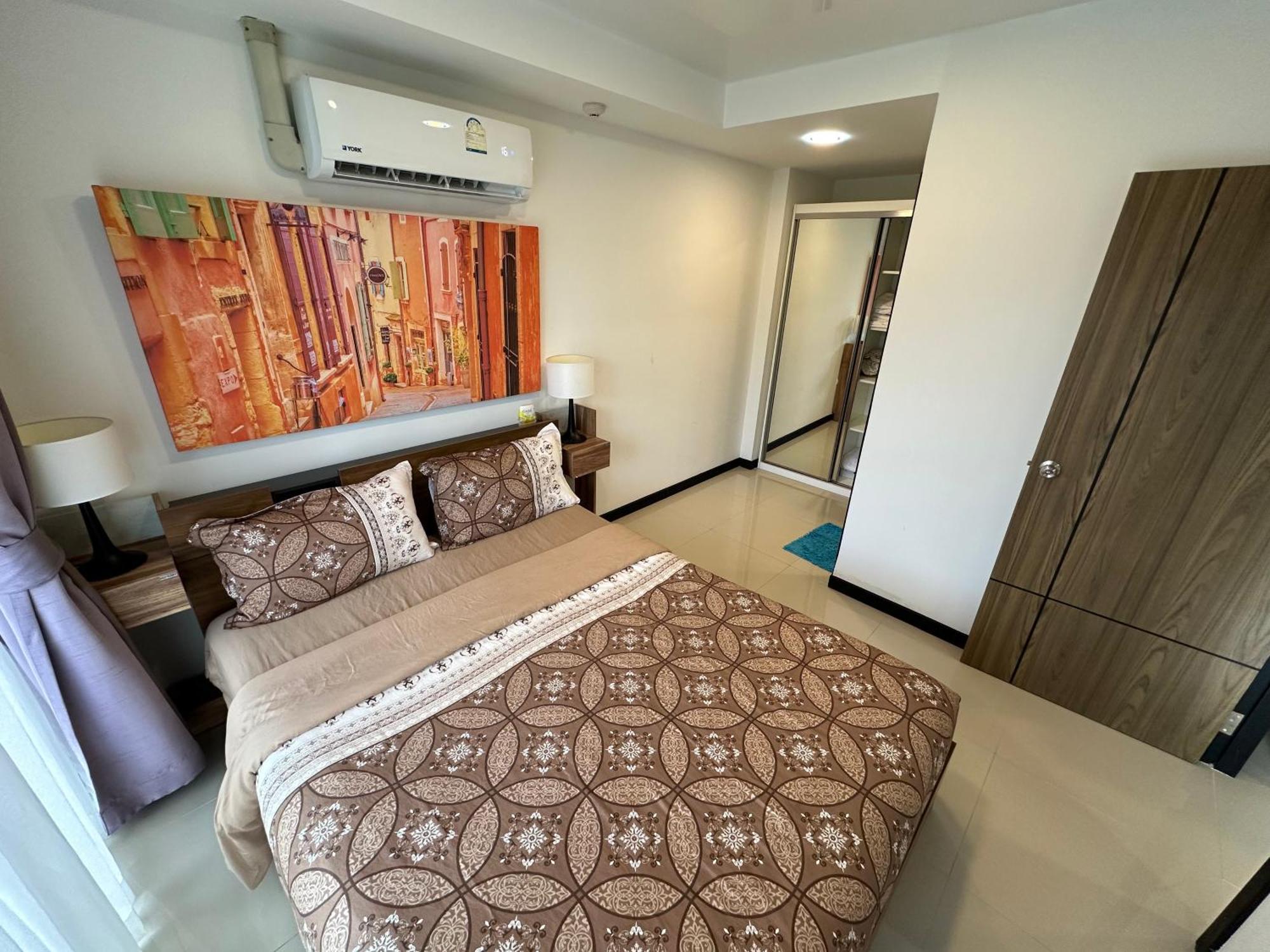 Cozy 1 Bedroom Walking Distance To The Beach!