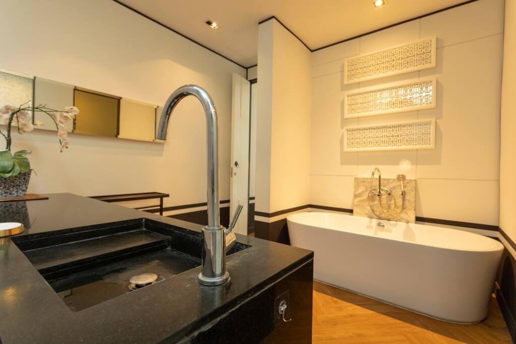 Designer Large Pool Great Location #v37 *