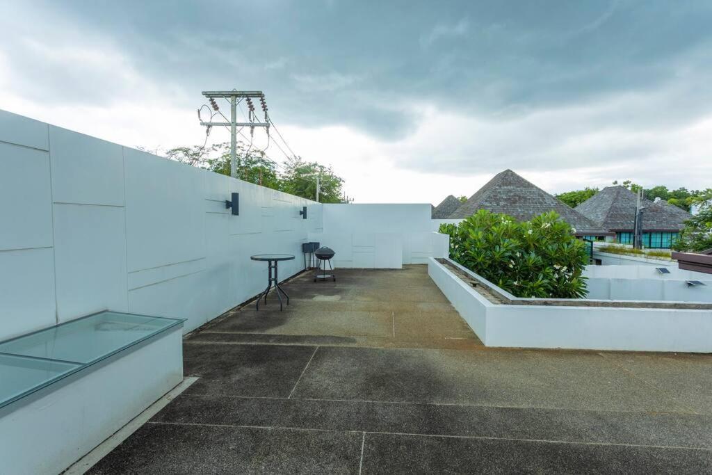 Designer Large Pool Great Location #v37 Holiday home *