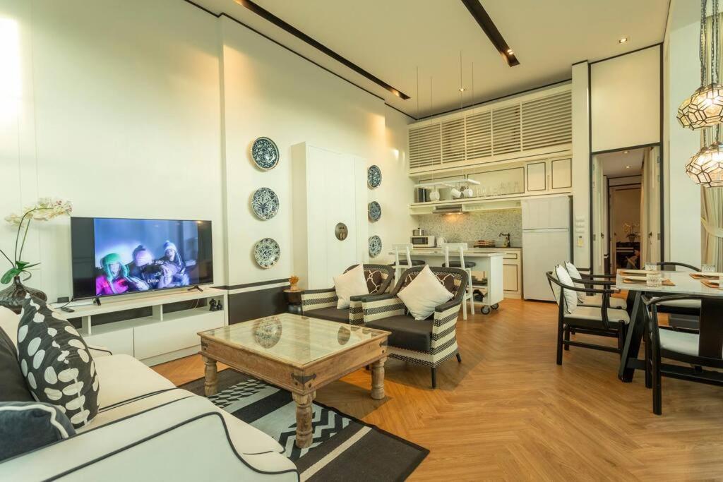 Designer Large Pool Great Location #v37 *