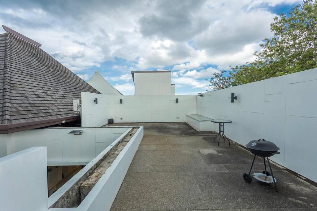 Designer Large Pool Great Location #v37