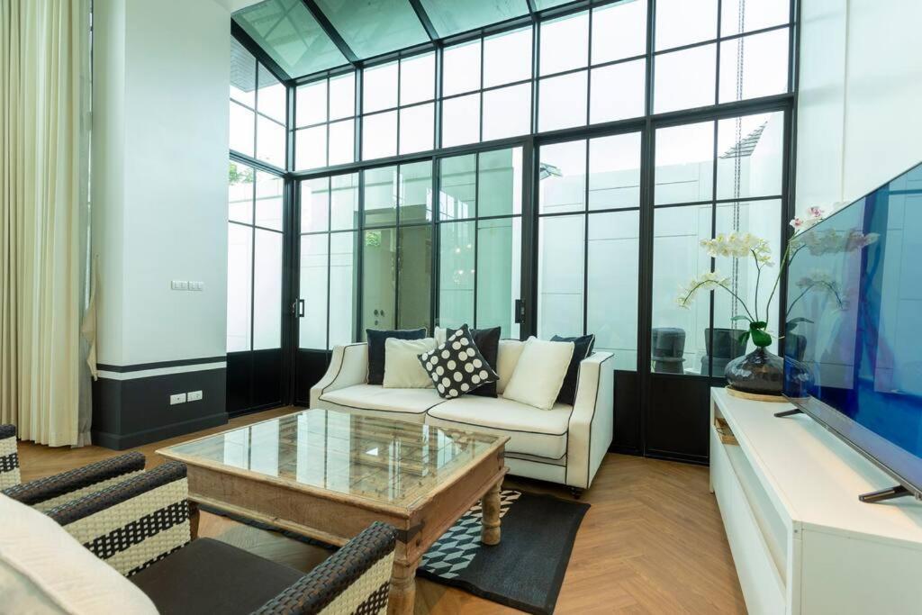 Designer Large Pool Great Location #v37