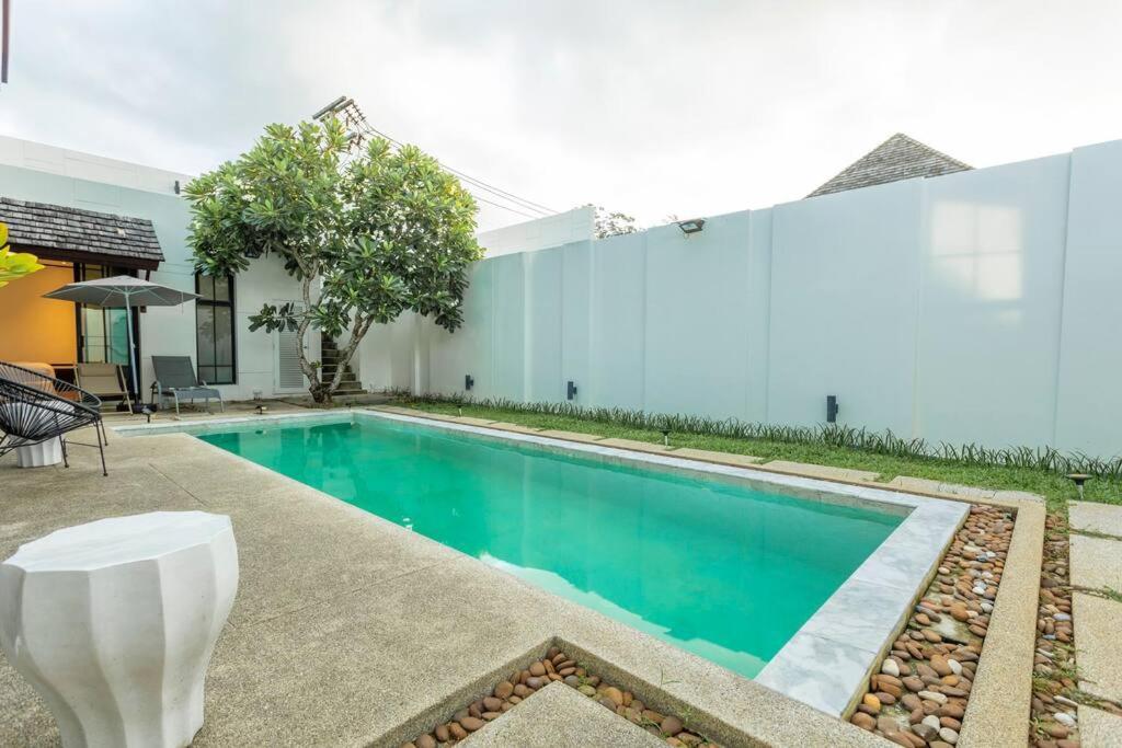 Designer Large Pool Great Location #v37 Holiday home