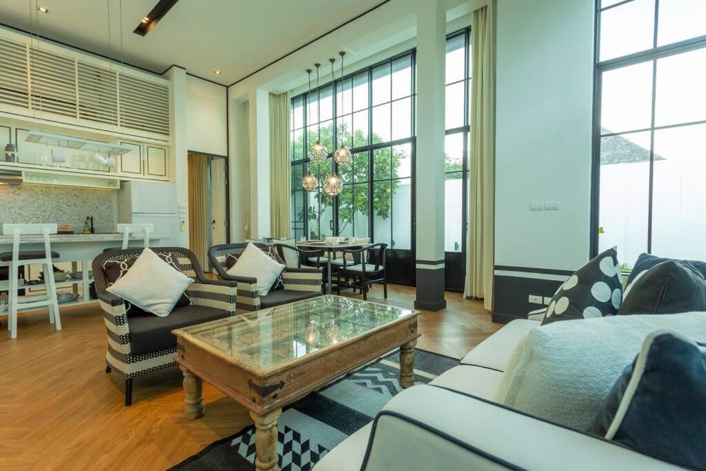 Designer Large Pool Great Location #v37