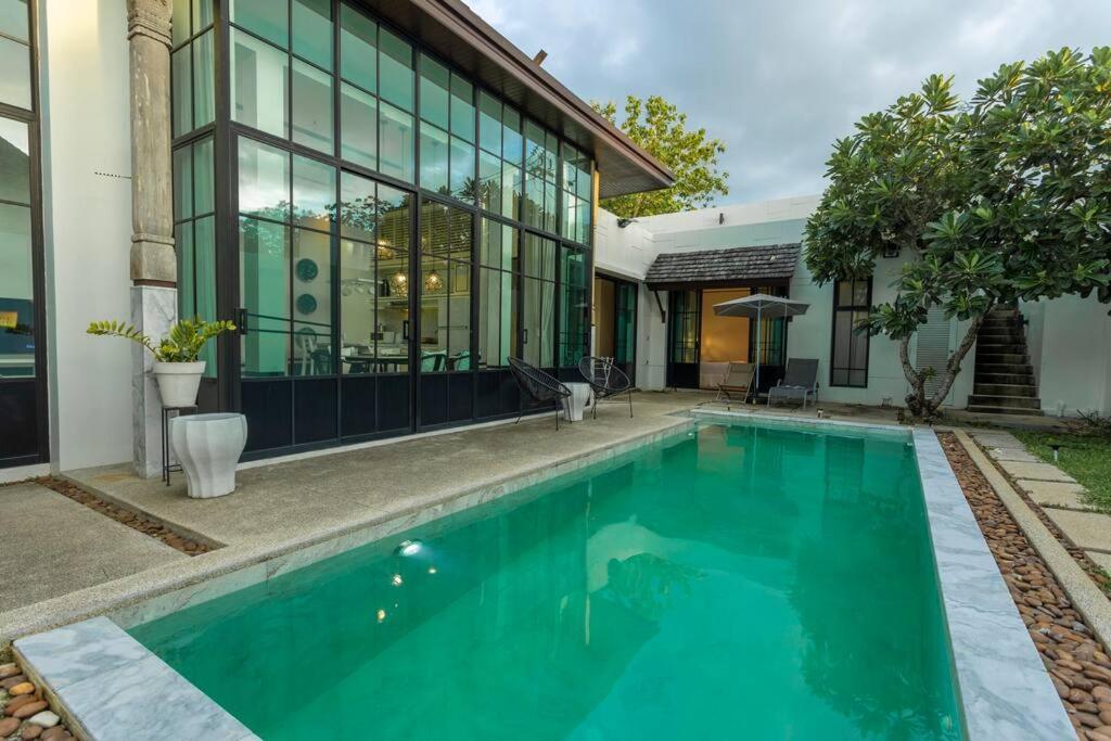 Designer Large Pool Great Location #v37