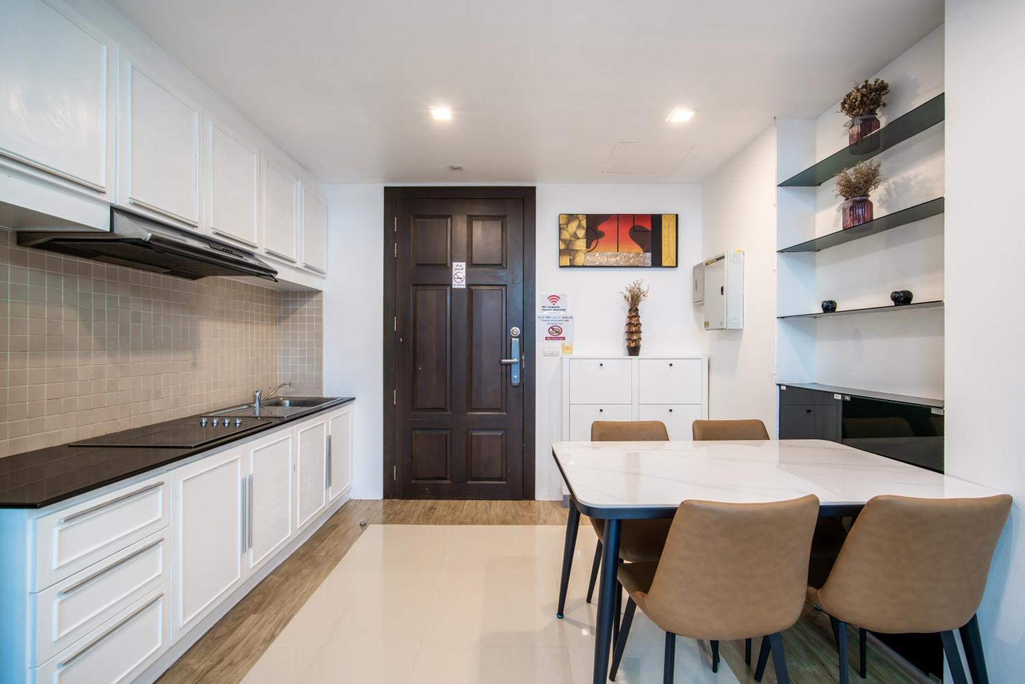 Apartment 芭东 两卧两卫公寓 近夜市 便利店 有电梯泳池健身房 *