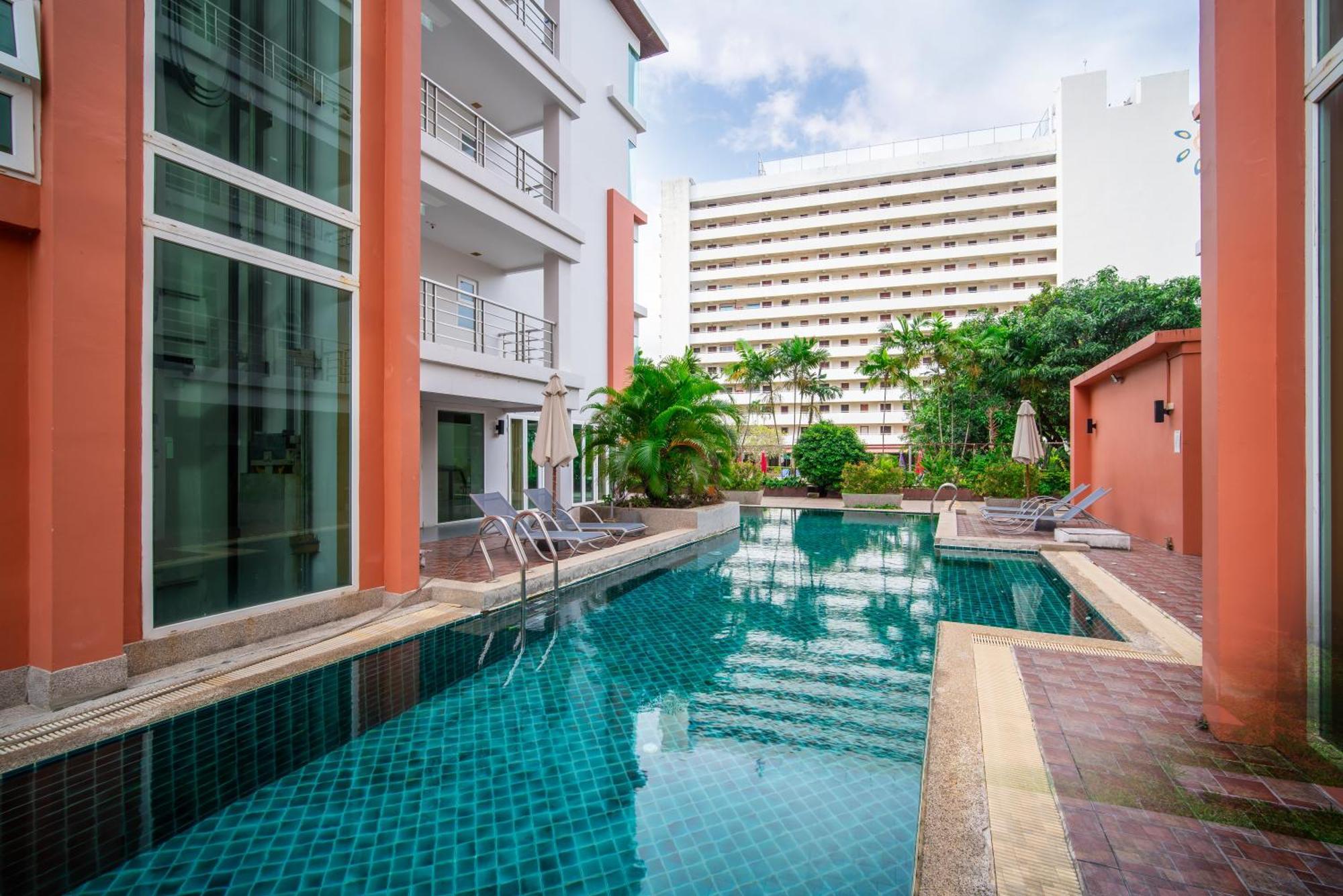 芭东 两卧两卫公寓 近夜市 便利店 有电梯泳池健身房 Apartment