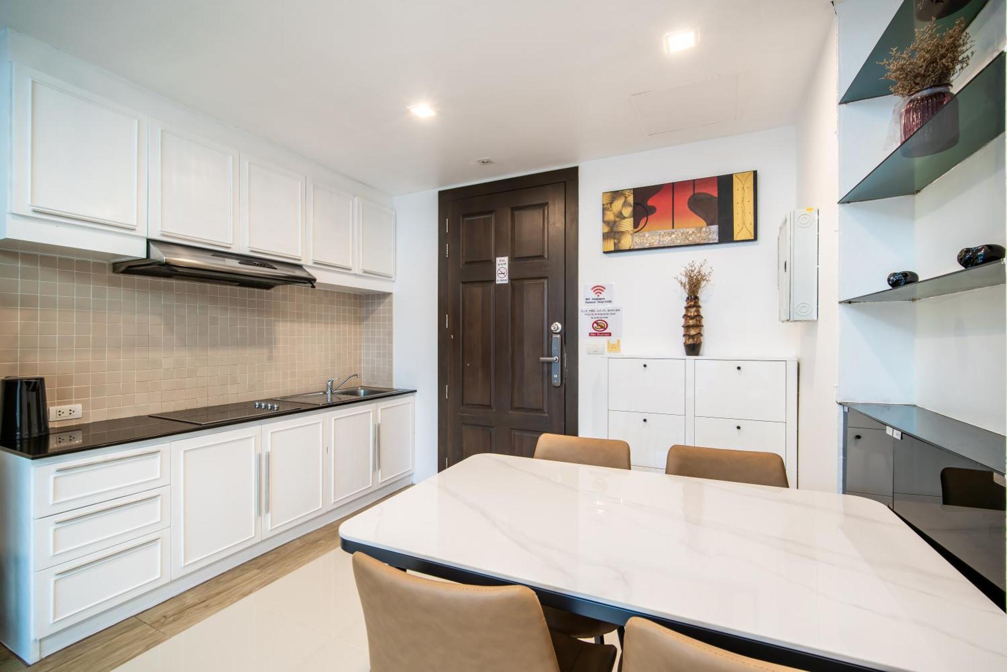 Apartment 芭东 两卧两卫公寓 近夜市 便利店 有电梯泳池健身房 Patong