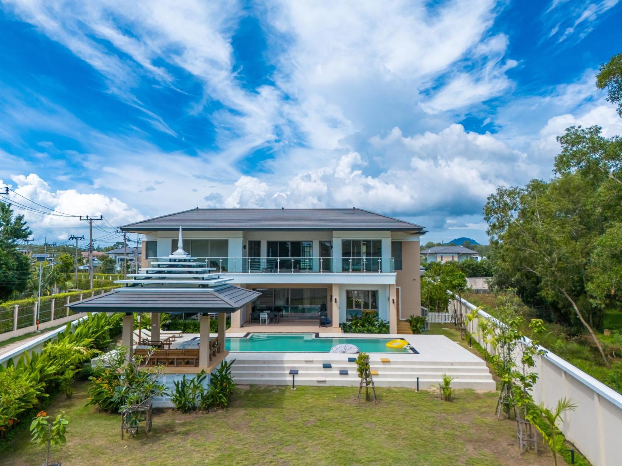 5 Bdr 18 Meter Pool In Laguna Villa *
