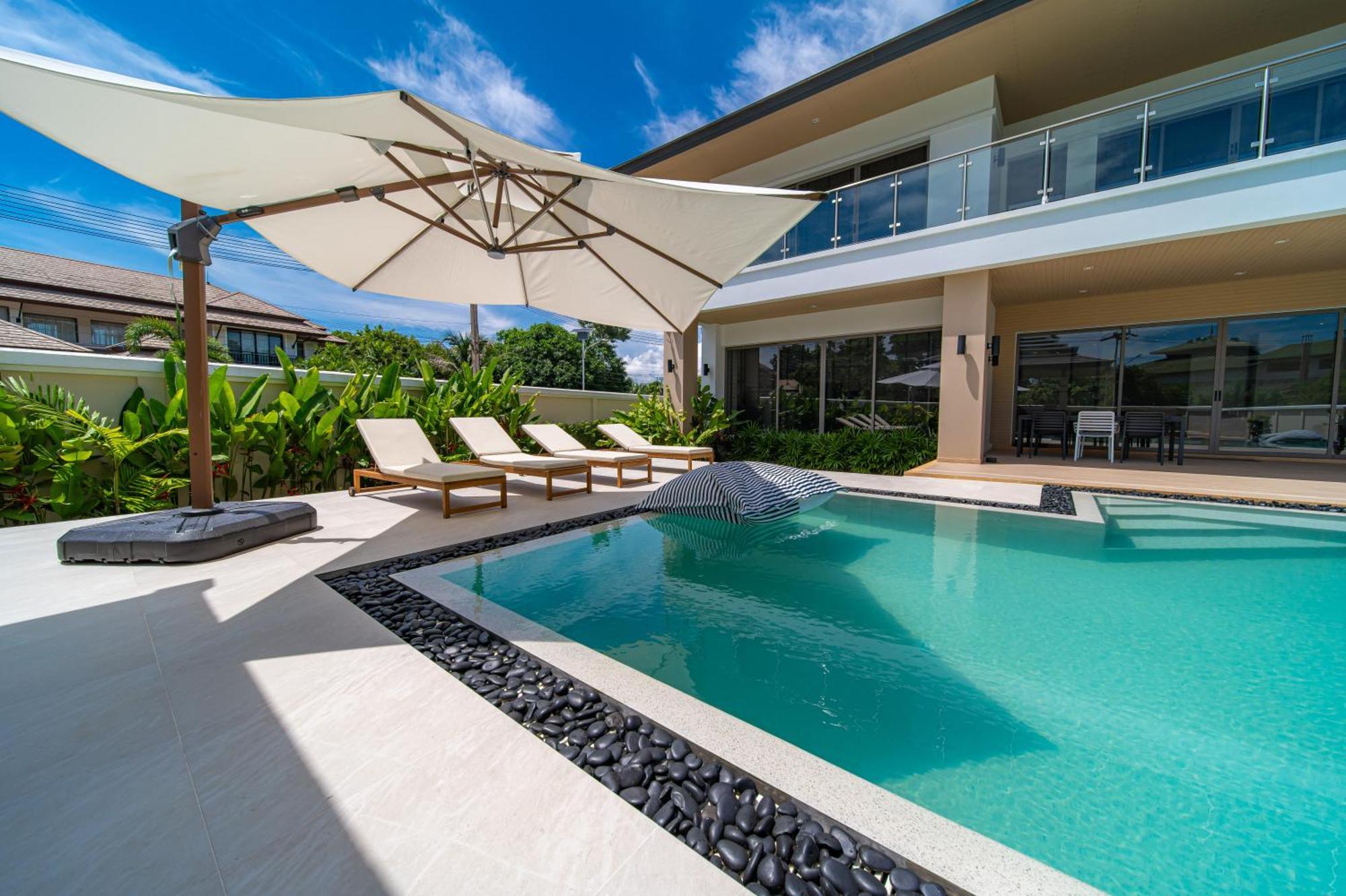 5 Bdr 18 Meter Pool In Laguna Villa