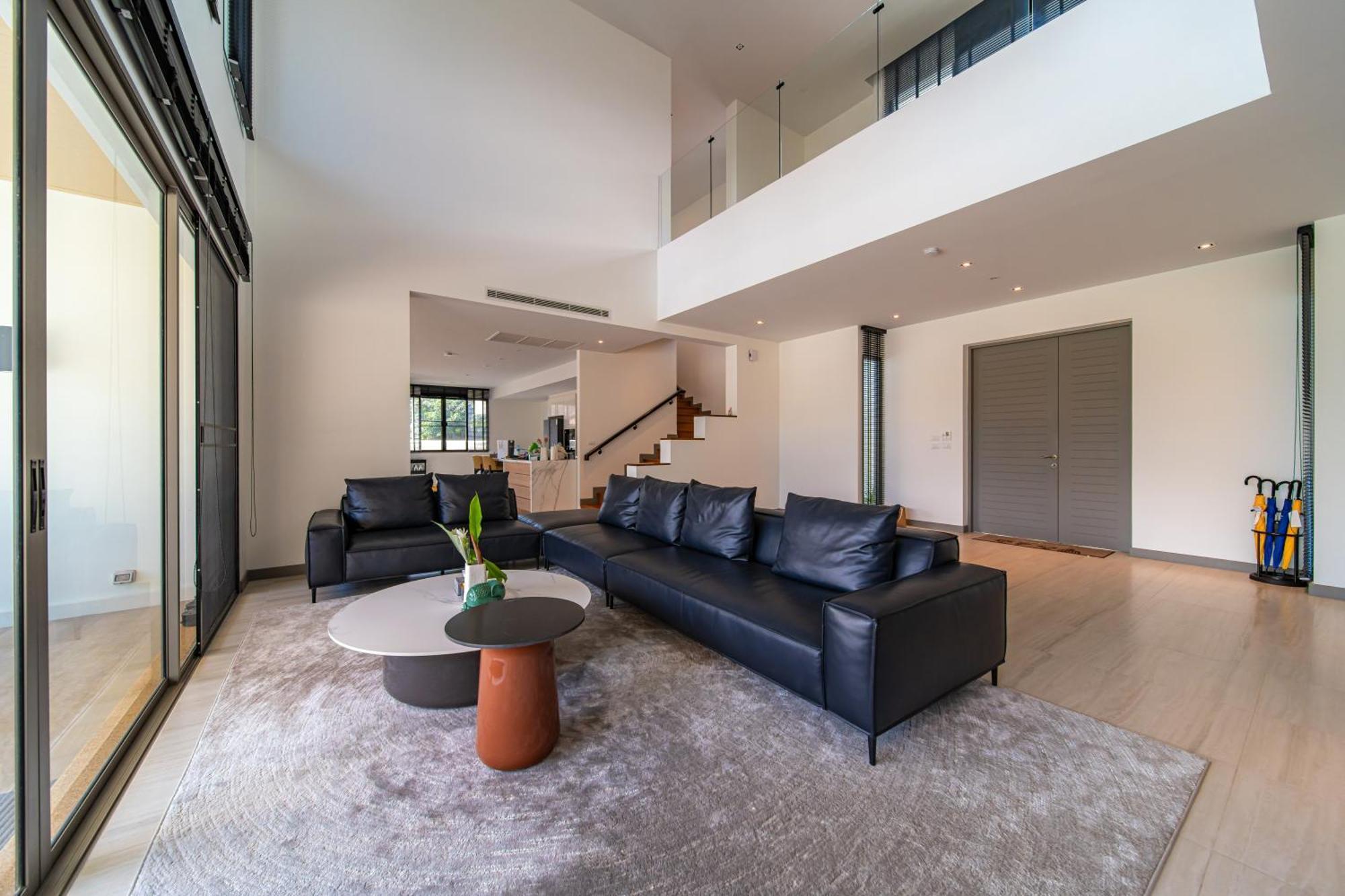 5 Bdr 18 Meter Pool In Laguna *