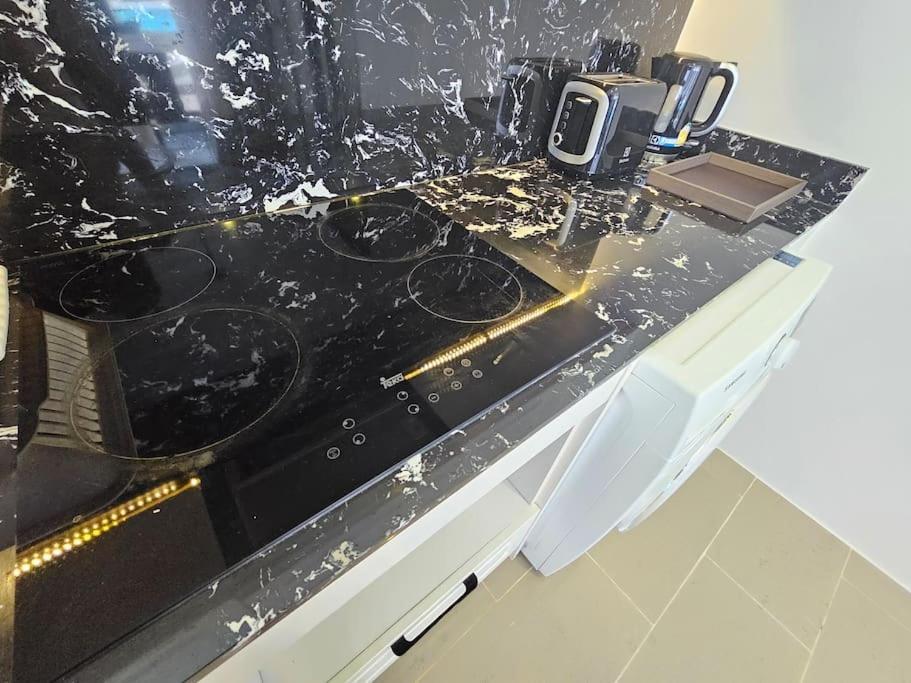 Perfect Night 2 Bed Pool Access Apartment *