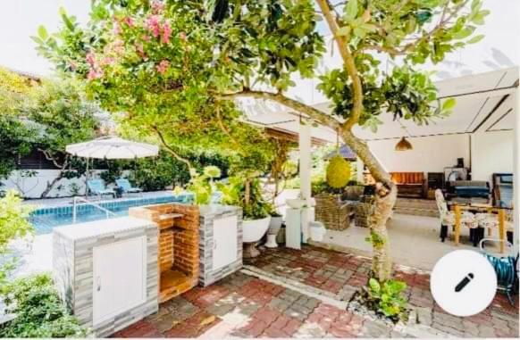 With Private Kitchen And Bathroom *
