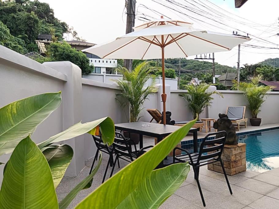 Naiharn Pool Villa,