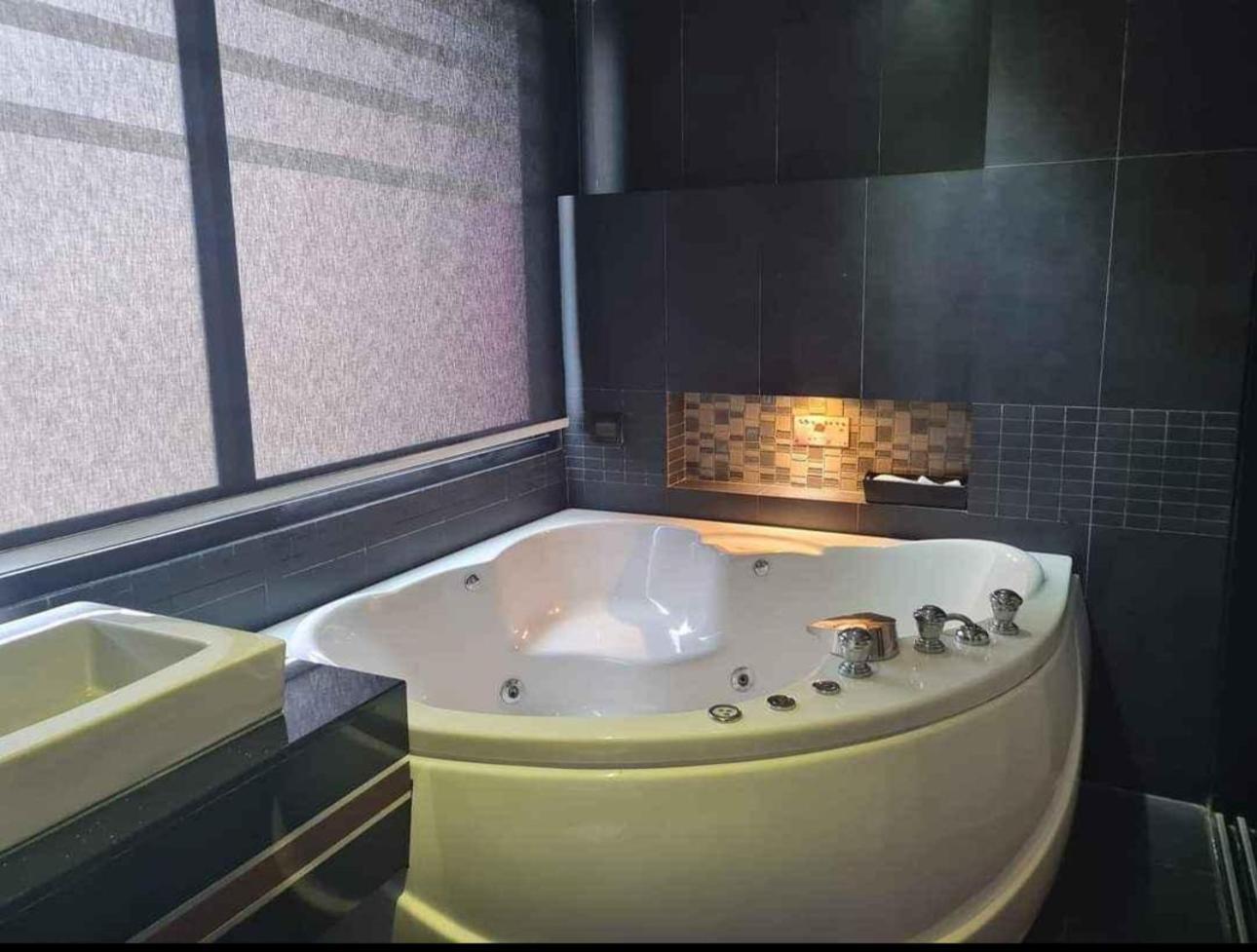 L2 Promotion, Modern In Bangla Road With Private Jacuzzi & Roof Pool