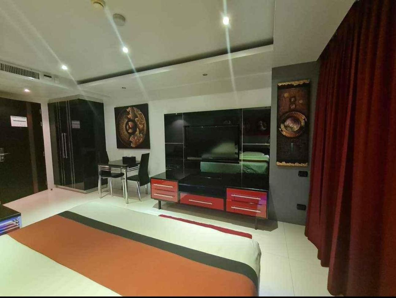 L2 Promotion, Modern In Bangla Road With Private Jacuzzi & Roof Pool * Patong