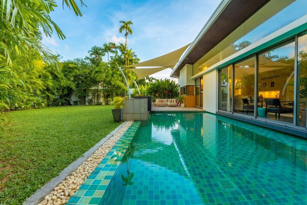 Of The Range, Great Location, Full Luxury V128 Holiday home *