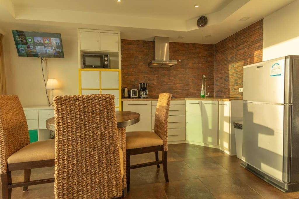 Apartment 2br Ocean View 1km To 10 Mins Patong C129 *