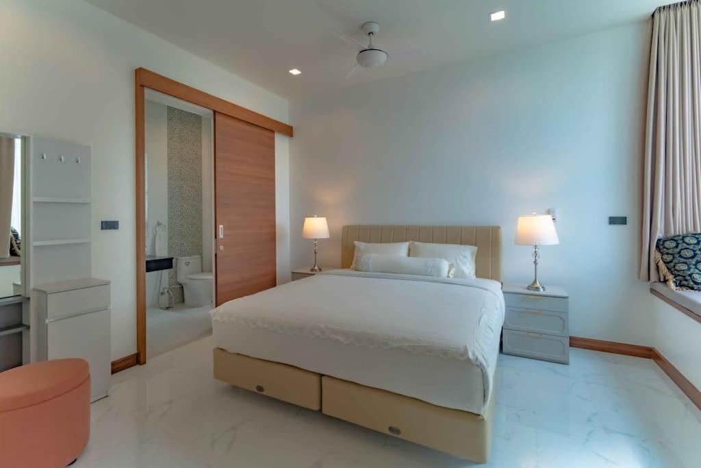 Viola 7 Bedroom, Fully Staffed, On The Golf Course Villa Thalang