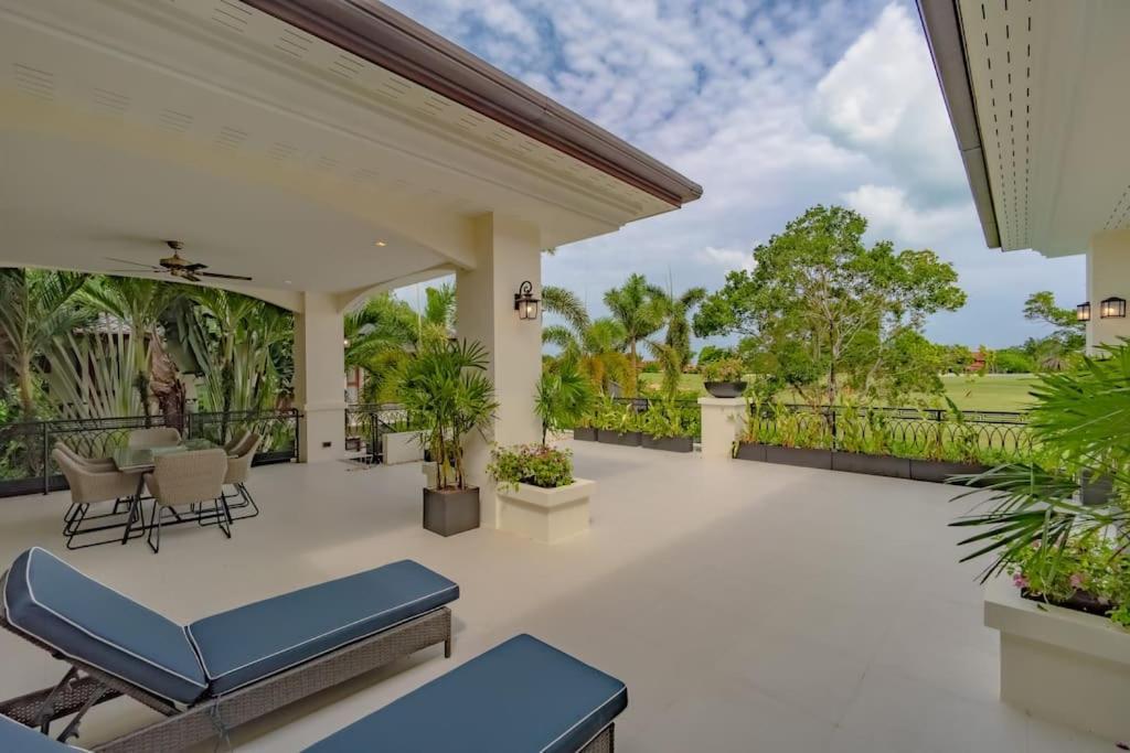 Viola 7 Bedroom, Fully Staffed, On The Golf Course Villa