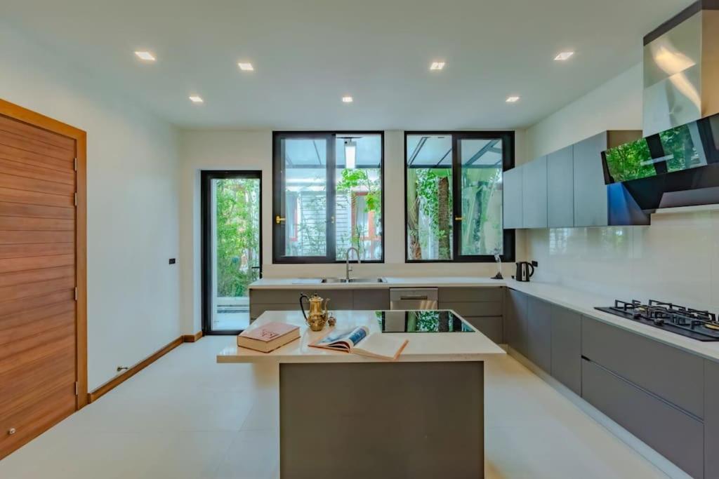 Villa Viola 7 Bedroom, Fully Staffed, On The Golf Course *