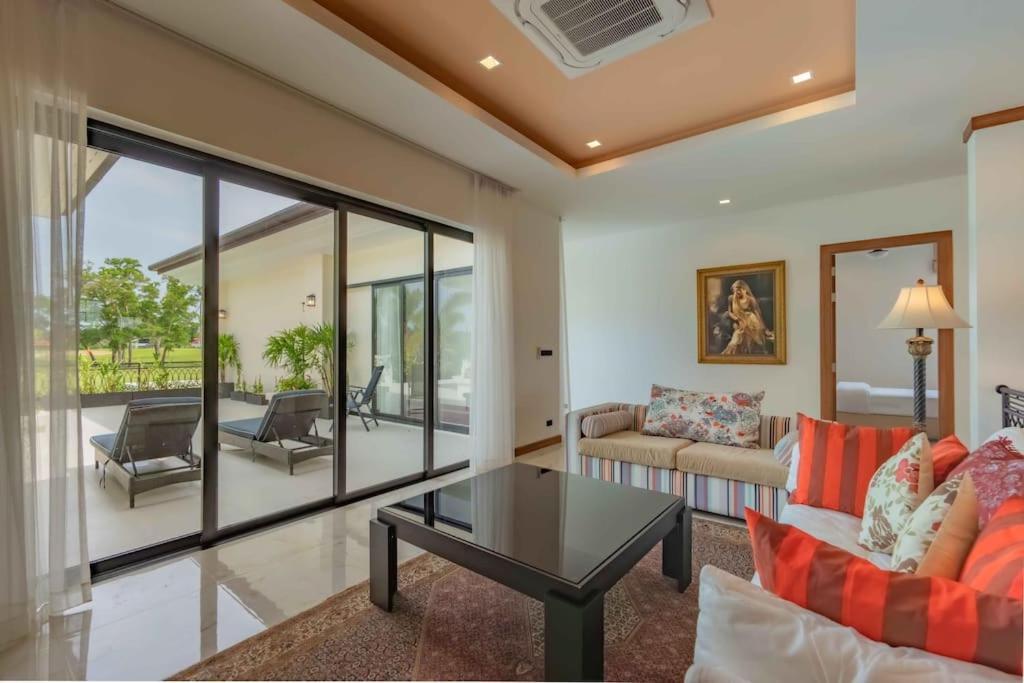 Villa Viola 7 Bedroom, Fully Staffed, On The Golf Course Thalang