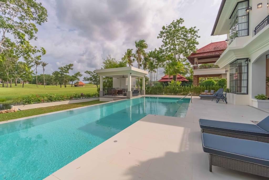 Viola 7 Bedroom, Fully Staffed, On The Golf Course
