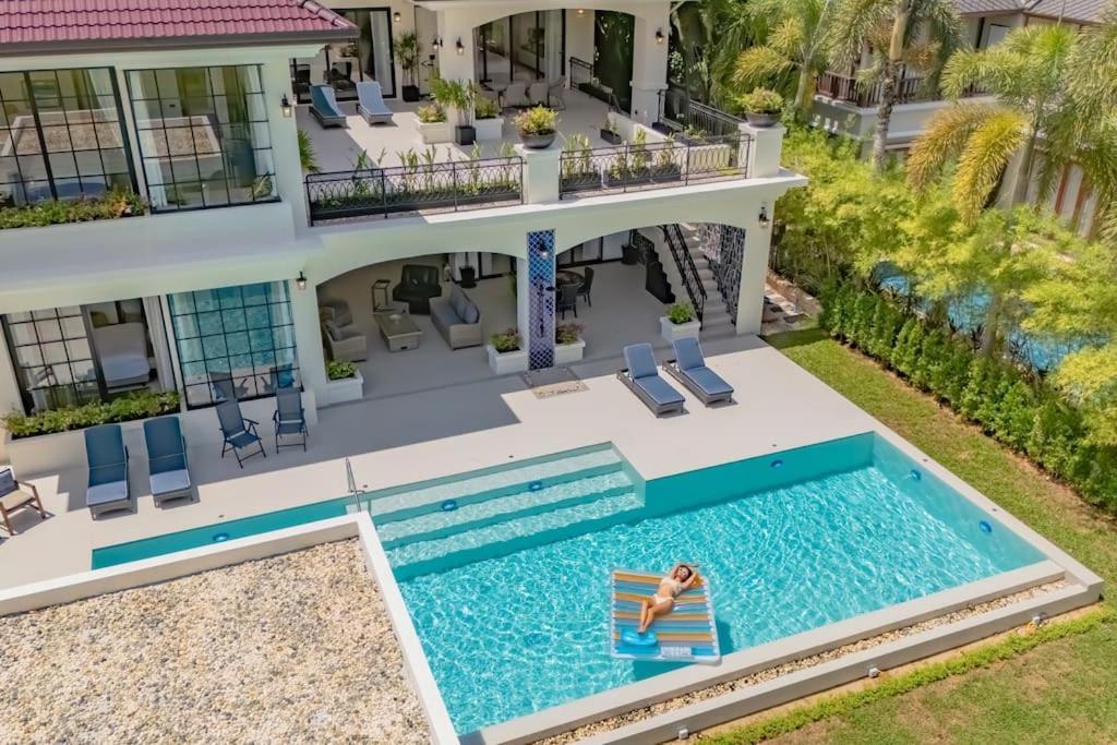 Villa Viola 7 Bedroom, Fully Staffed, On The Golf Course *