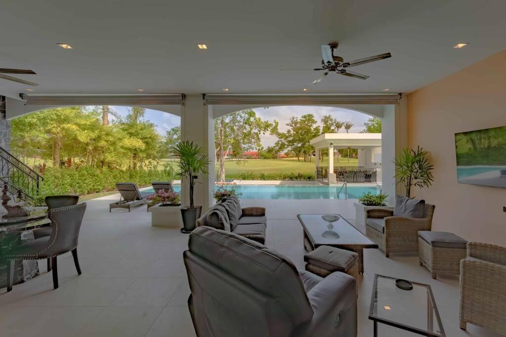 Viola 7 Bedroom, Fully Staffed, On The Golf Course *
