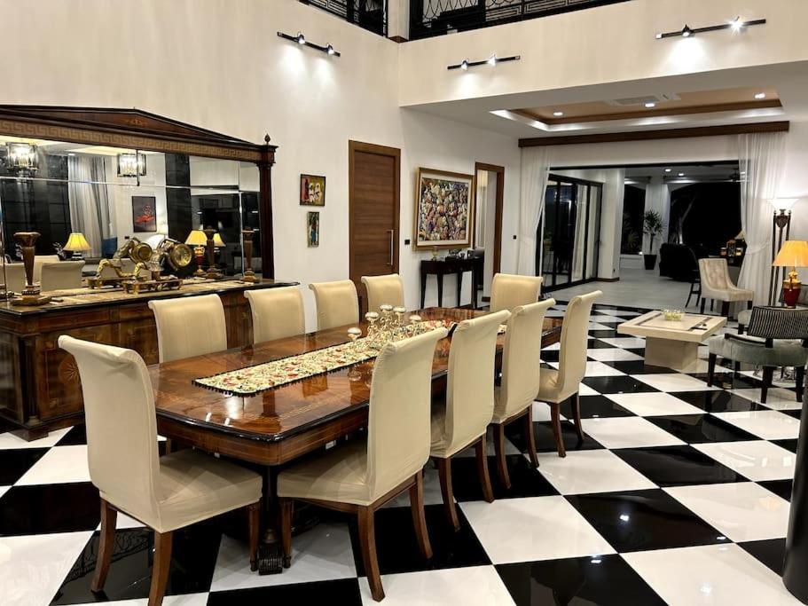 Viola 7 Bedroom, Fully Staffed, On The Golf Course Thalang