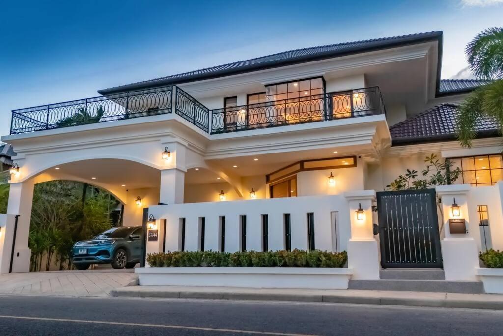 Viola 7 Bedroom, Fully Staffed, On The Golf Course Villa