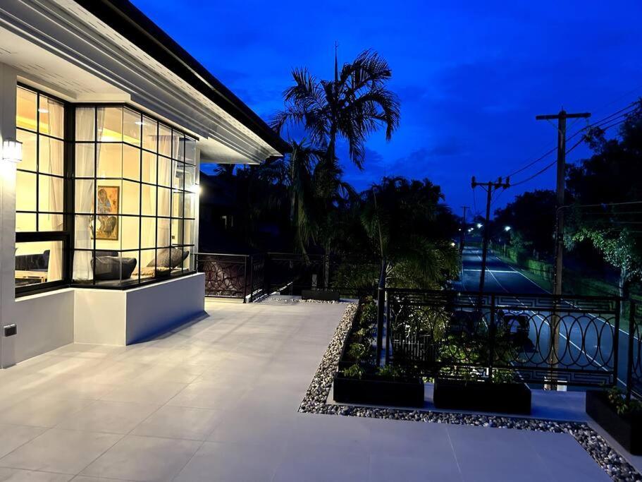 Viola 7 Bedroom, Fully Staffed, On The Golf Course Villa *