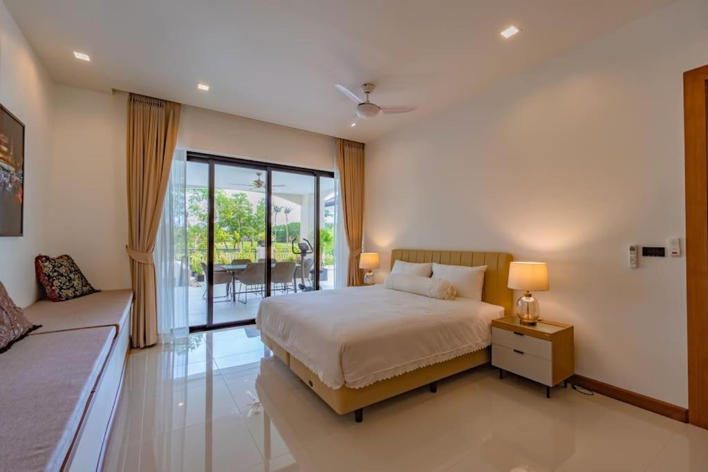 Viola 7 Bedroom, Fully Staffed, On The Golf Course Villa *