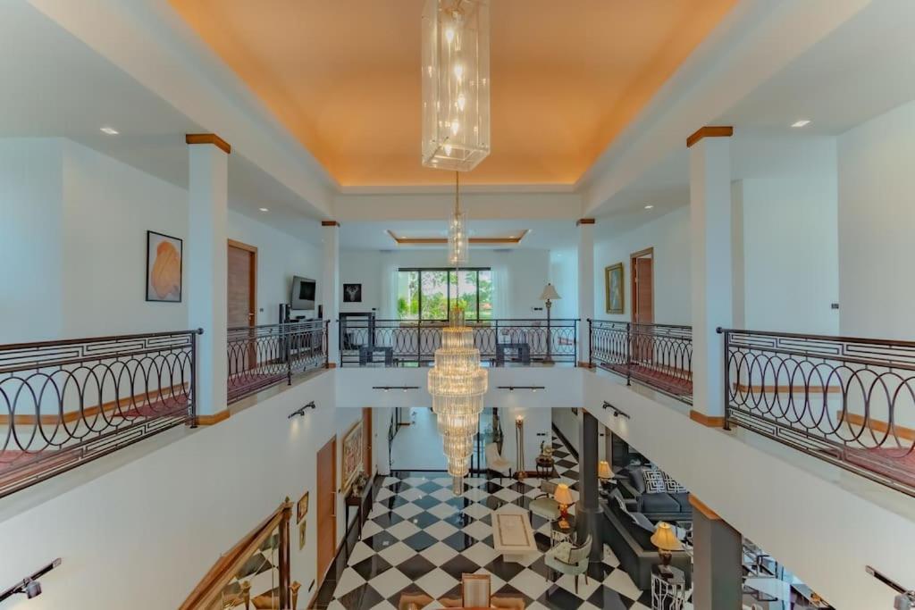 Villa Viola 7 Bedroom, Fully Staffed, On The Golf Course Thalang