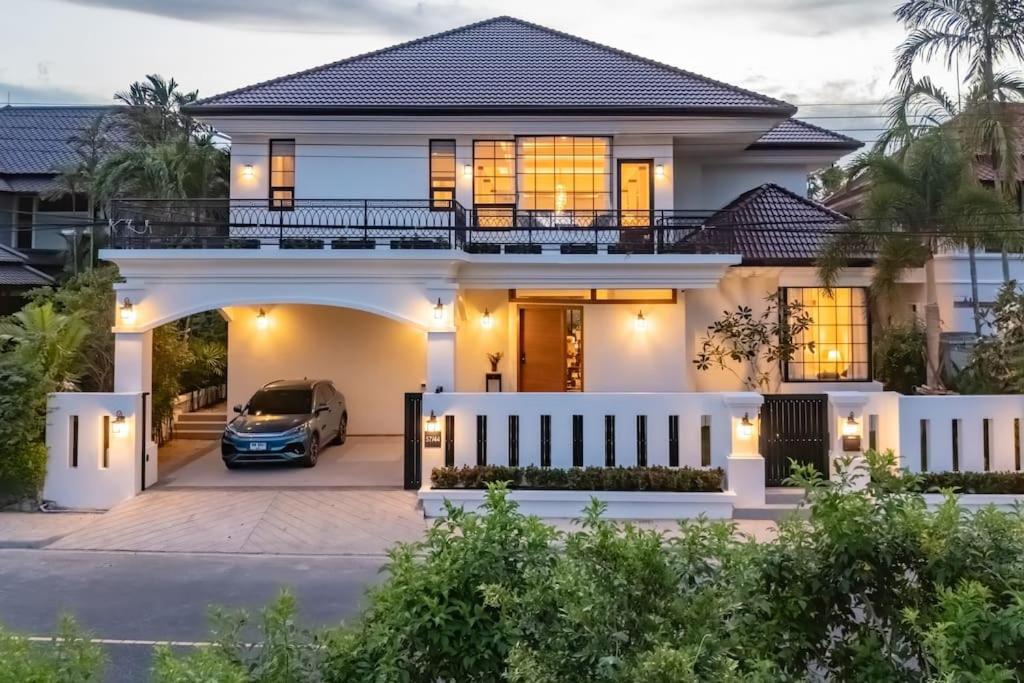 Viola 7 Bedroom, Fully Staffed, On The Golf Course