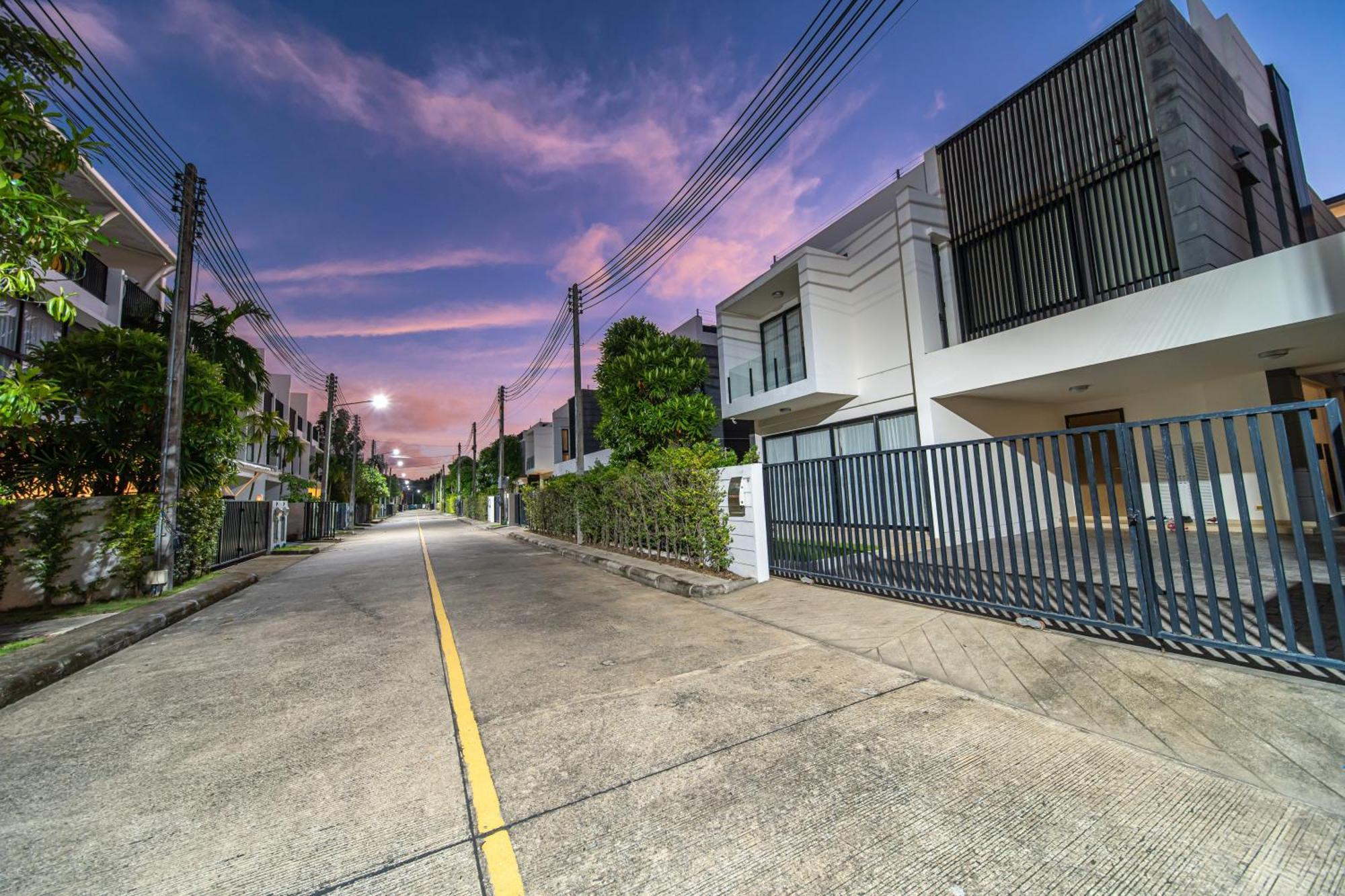 Villa Laguna Park 的现代化5卧室泳池别墅 *