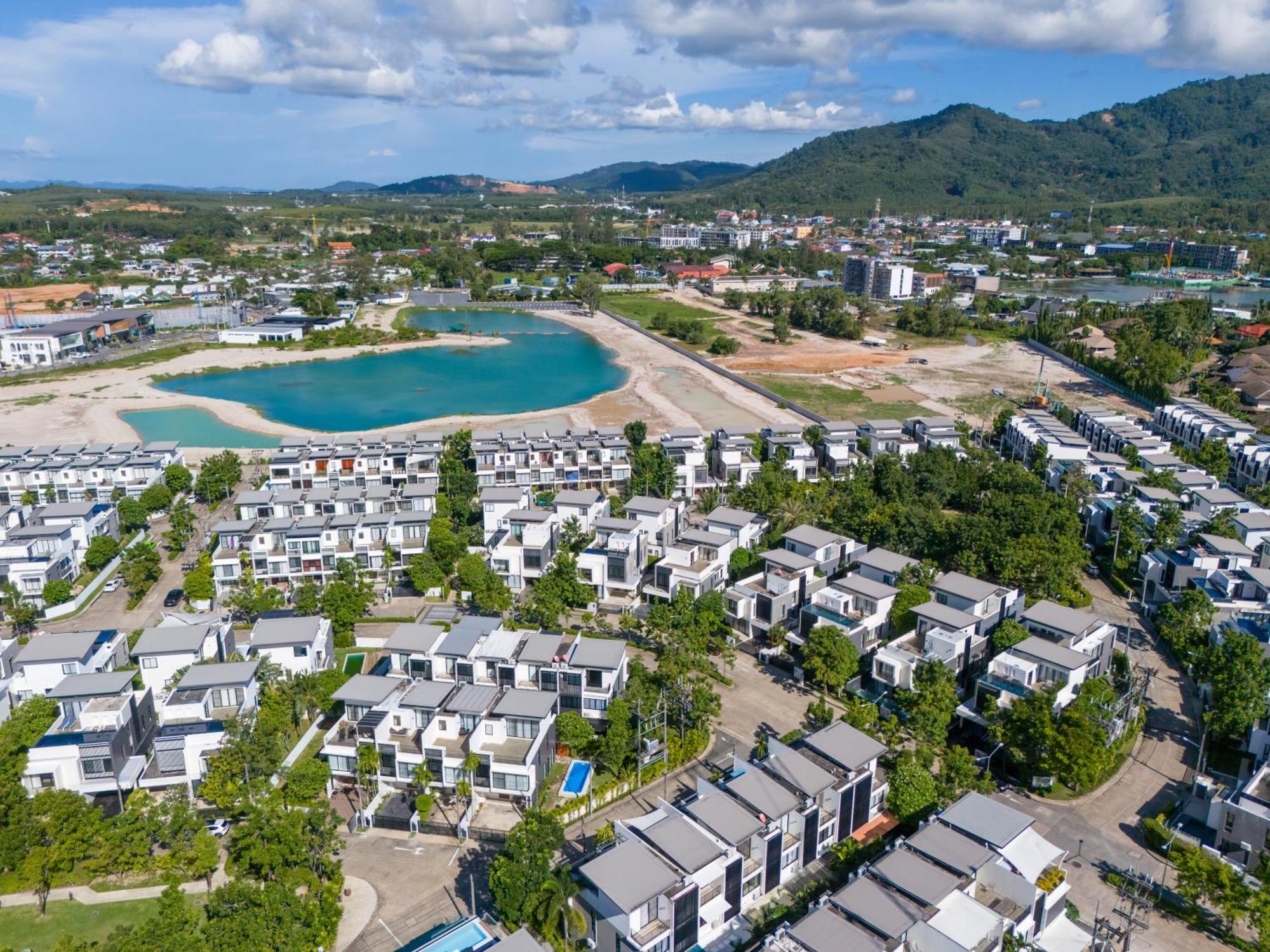 Villa Laguna Park 的现代化5卧室泳池别墅