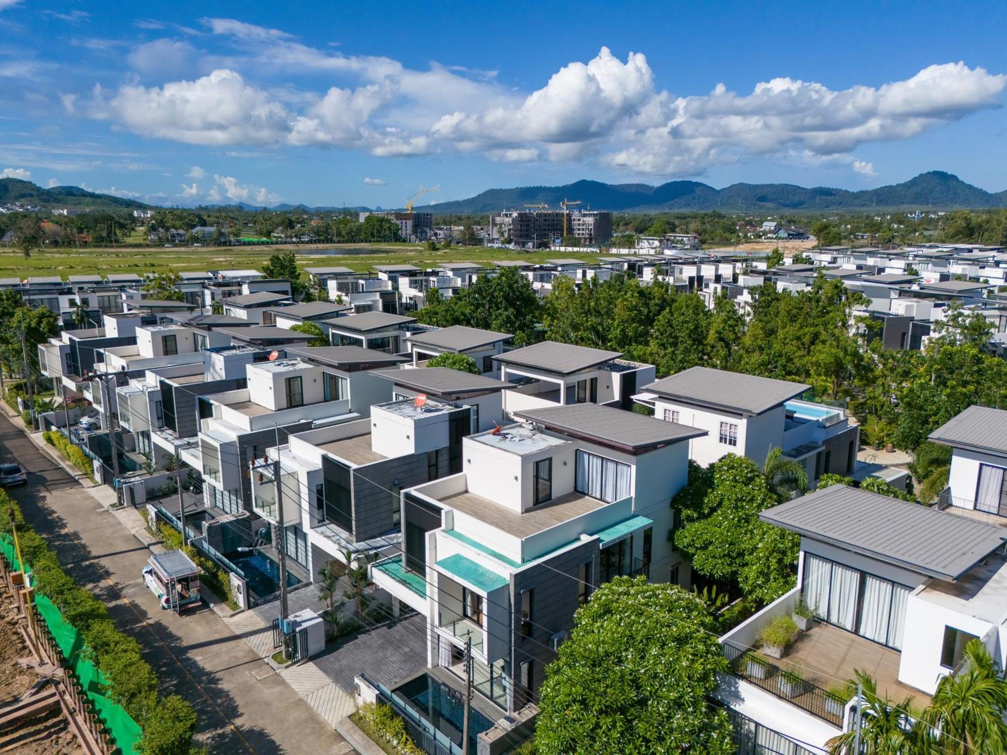 Laguna Park 的现代化5卧室泳池别墅