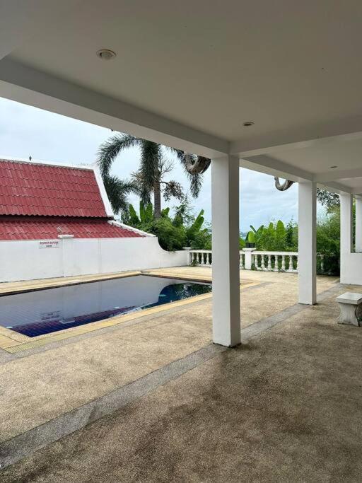 White House In Chalong Hills *