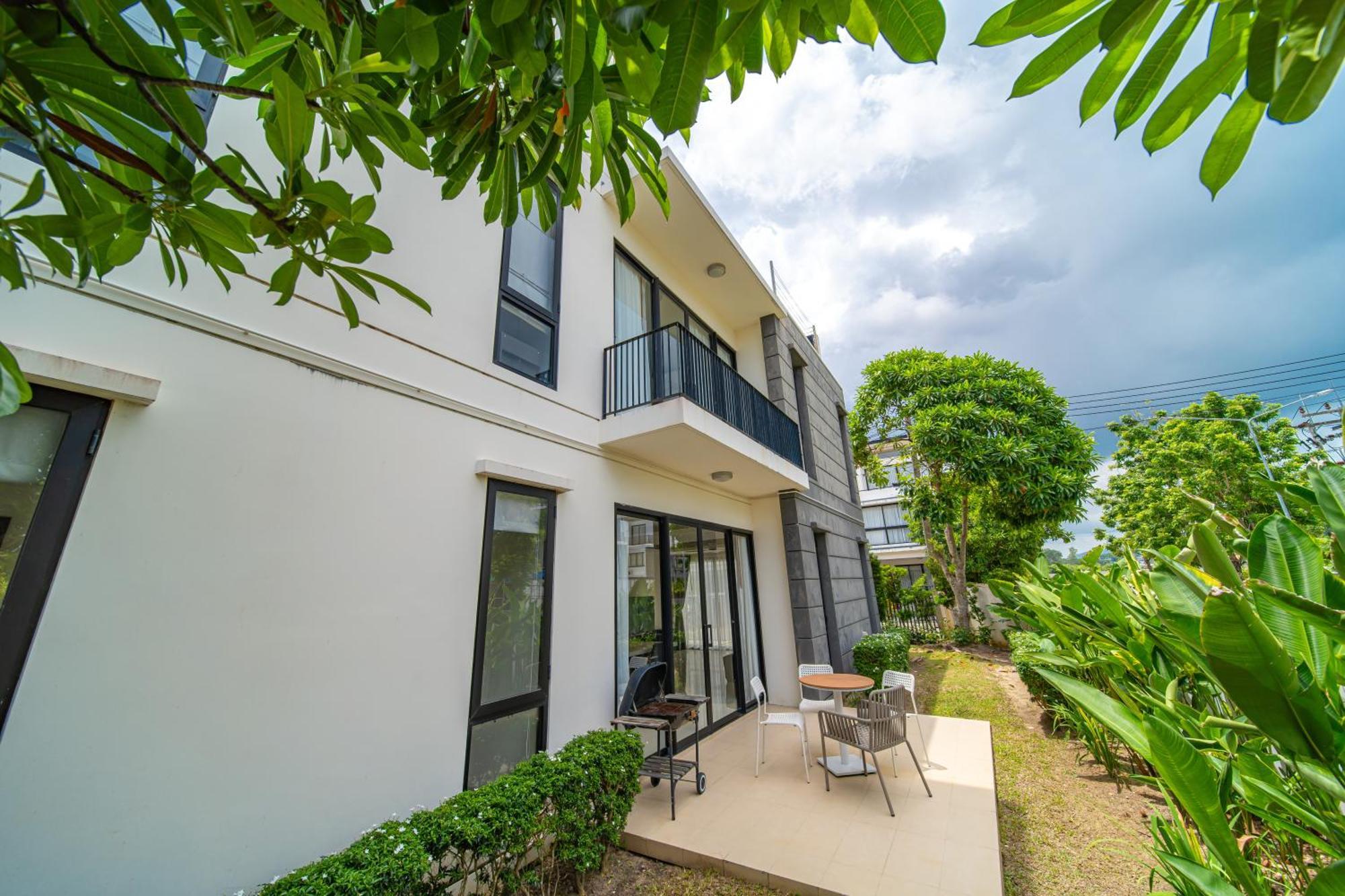 Villa Laguna Park 的现代化5卧室泳池别墅