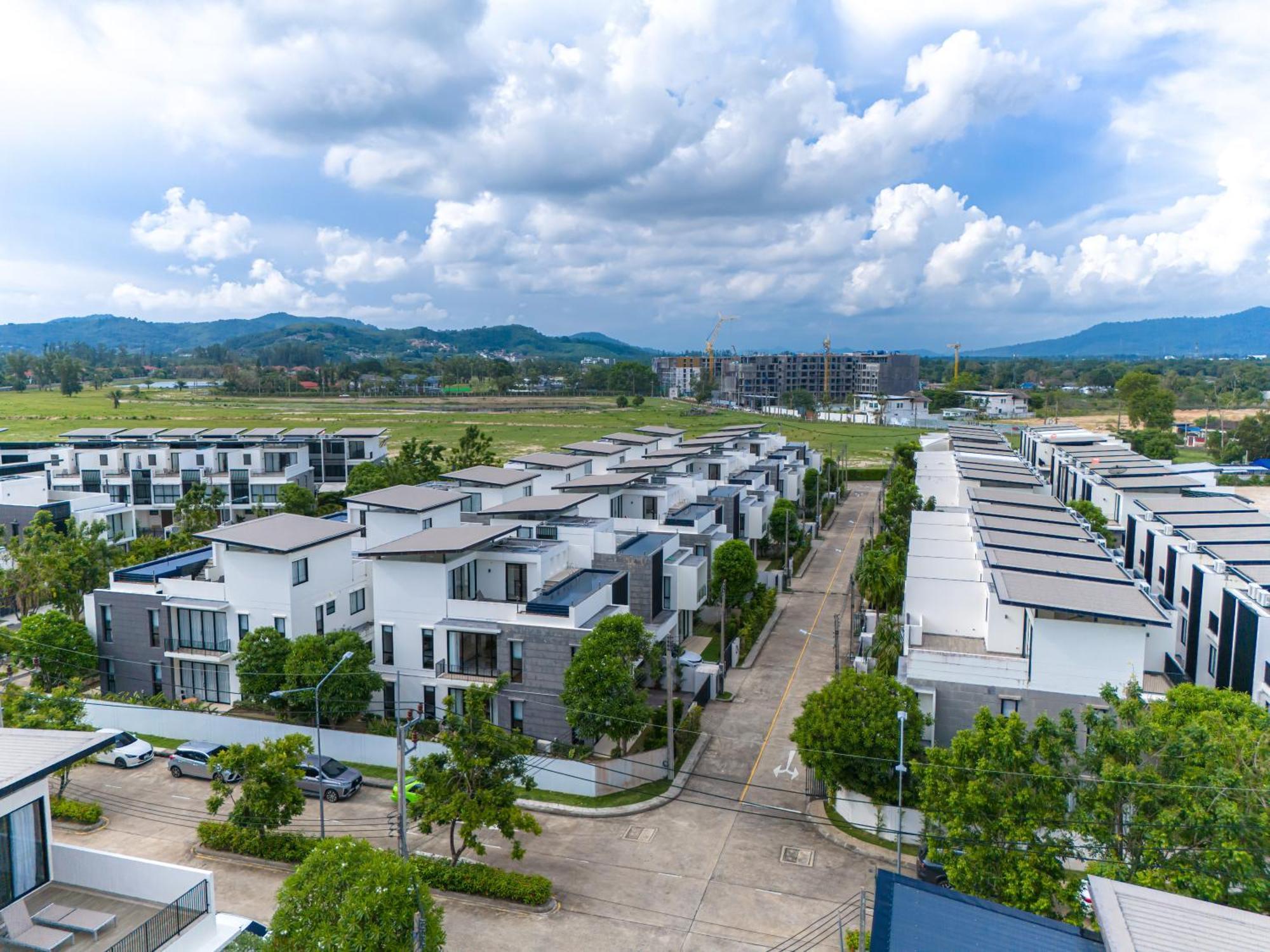 Laguna Park 的现代化5卧室泳池别墅 Phuket