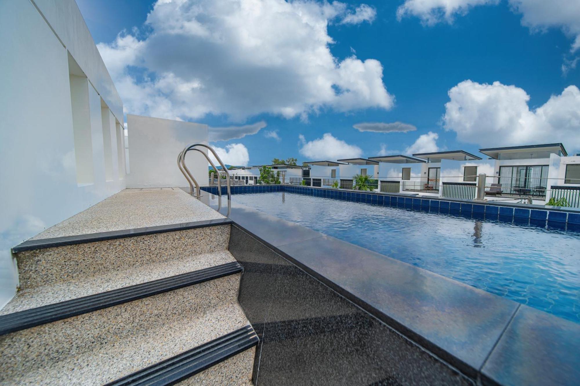 Villa Laguna Park 的现代化5卧室泳池别墅 Phuket