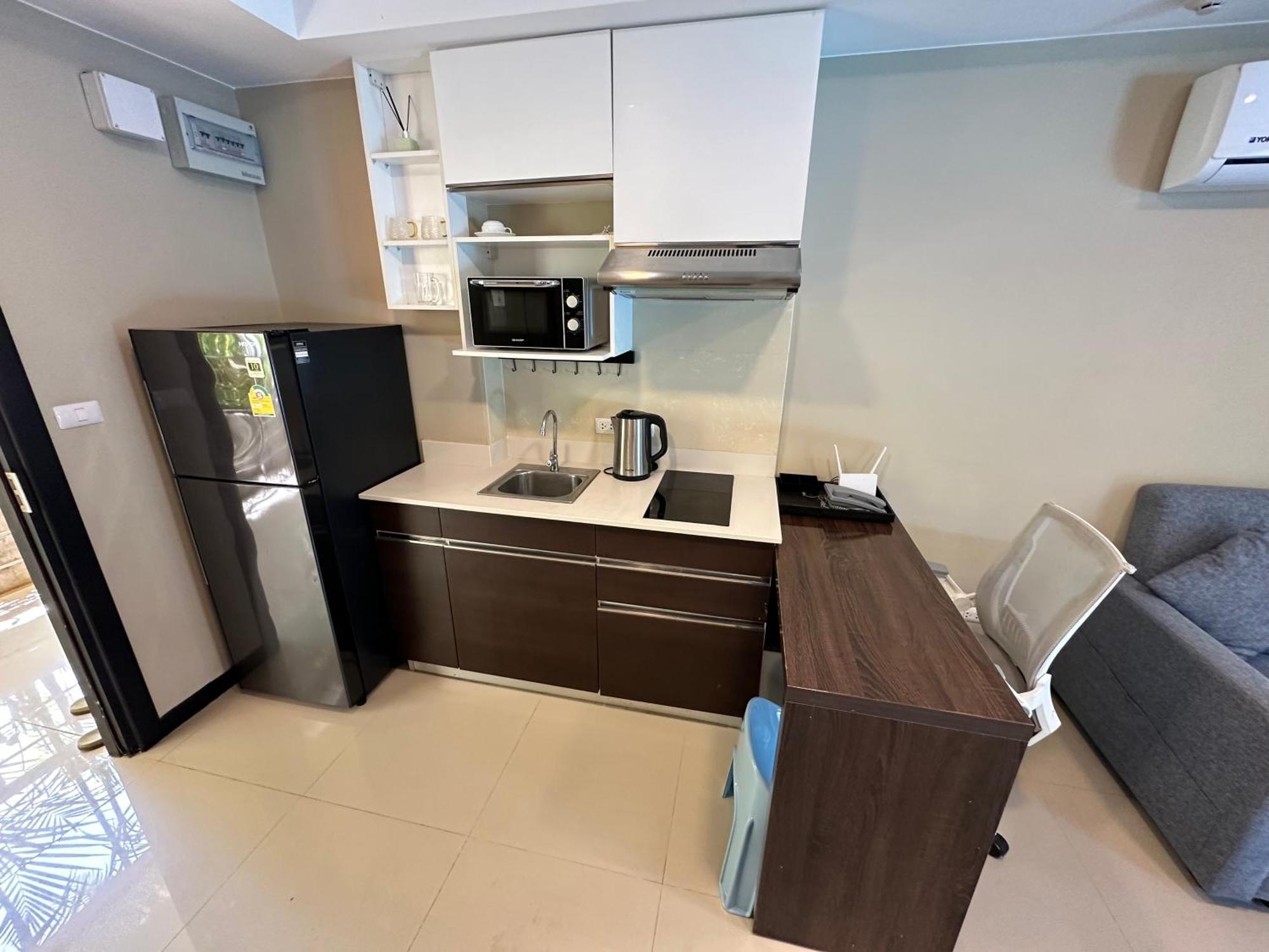 Apartment 1 - Bedroom Pool Access, 750m To The