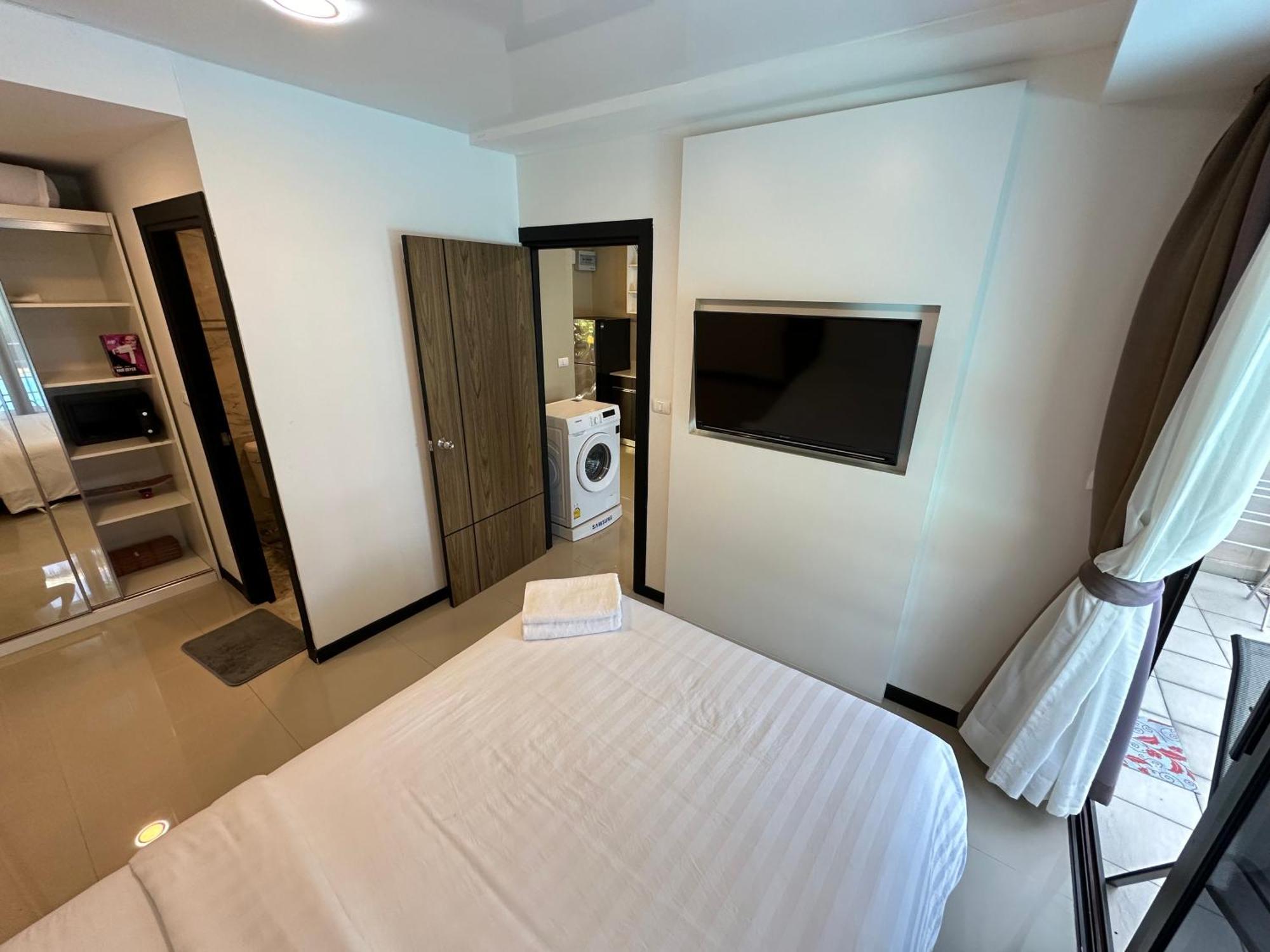 1 - Bedroom Pool Access, 750m To The
