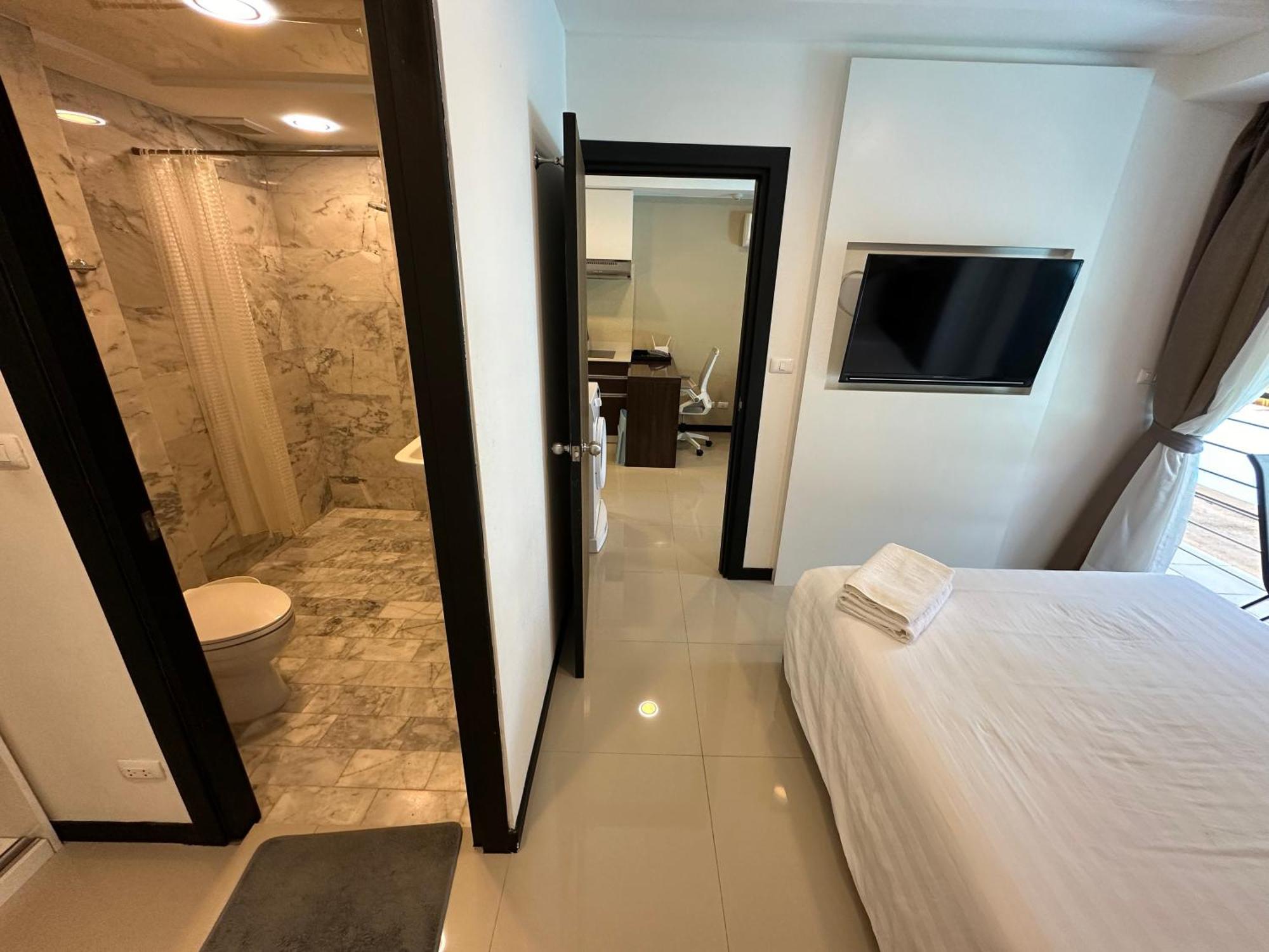 1 - Bedroom Pool Access, 750m To The *