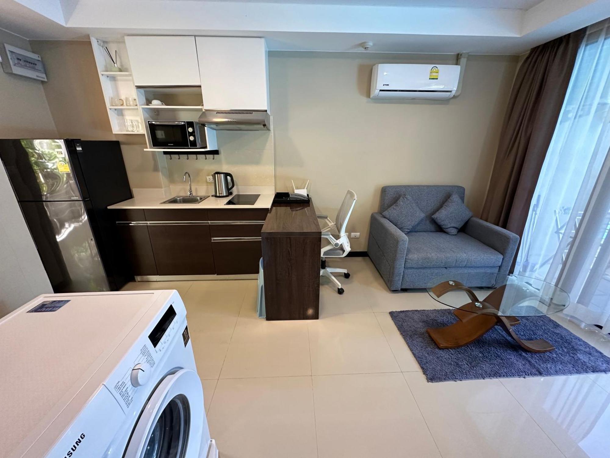 1 - Bedroom Pool Access, 750m To The