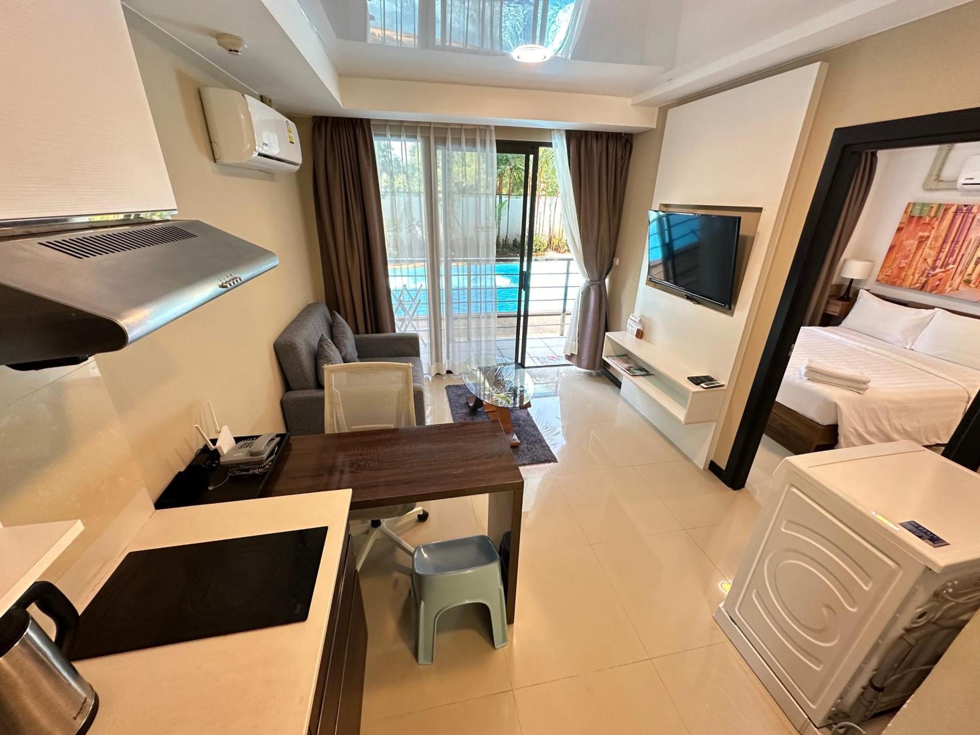 Apartment 1 - Bedroom Pool Access, 750m To The